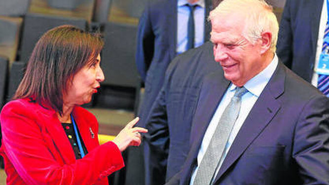 La ministra de Defensa, Margarita Robles, con el responsable de política de la UE, Josep Borrell.