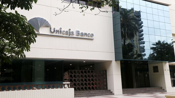 Fachada de la sede en Málaga de Unicaja Banco.