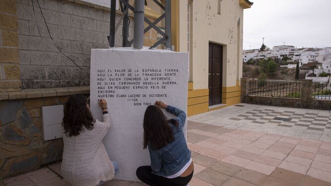Momento en el que escribían uno de los poemas en Cortes de la Frontera.