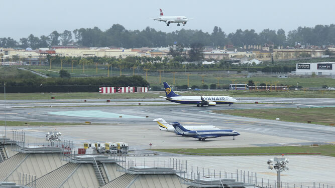 Un avión de Ryanair en el aeropuerto de Málaga.