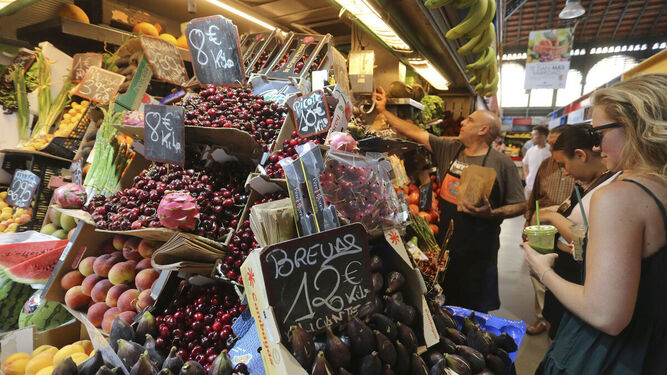 Un puesto de frutas del mercado de Atarazanas.