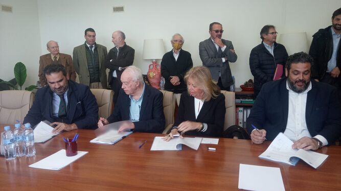 La firma del convenio entre Acosol, el Ayuntamiento y la comunidad de propietarios de Hacienda Las Chapas.