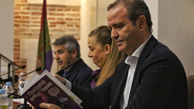 Javier Cabrera, Clara Jiménez y Pablo Atencia, en la presentación de 'Menudo Tinglao'.