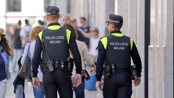 Dos agentes de la Policía Local patrullando el centro de Málaga.