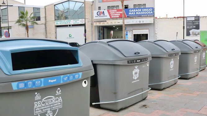 Una línea de contenedores de reciclaje instalada en Las Lagunas.