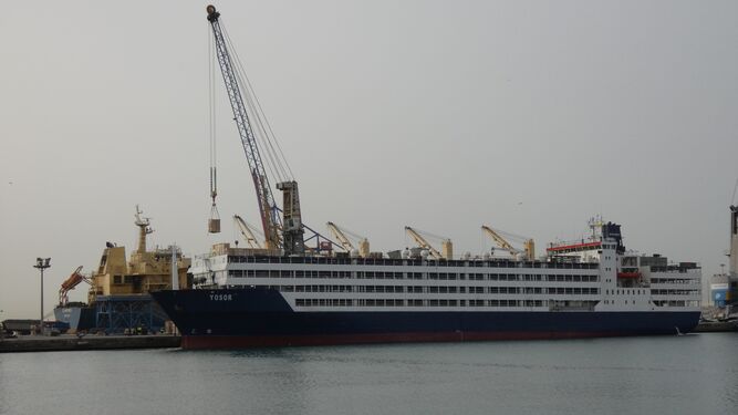 El buque ganadero ‘Yosor’ cargando este pasado lunes pienso en el muelle número seis.