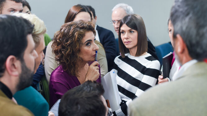 La ministra de Hacienda y Función Pública, María Jesús Montero (c), conversa con periodistas tras una rueda de prensa posterior al Consejo de Ministros.