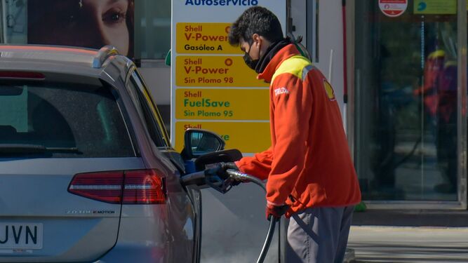 Un hombre reposta en su automóvil en una gasolinera