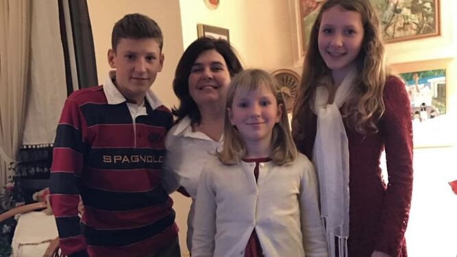 Mariam Zafra y los niños ucranianos que acoge: Vitaly, Vika y Yana.