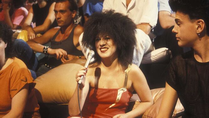 Paloma Chamorro entre los asistentes a 'La Edad de Oro' en 1984