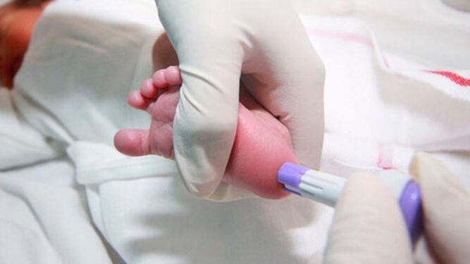 Personal sanitario realiza la prueba del talón a un recién nacido.
