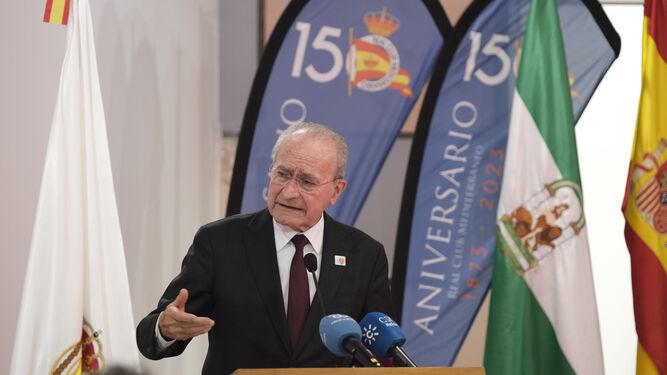 El alcalde de Málaga en el acto de presentación del 150 aniversario del Real Club Mediterráneo.