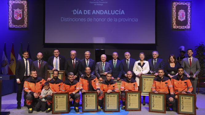 Las autoridades con los premiados, este lunes, en la Diputación de Málaga.