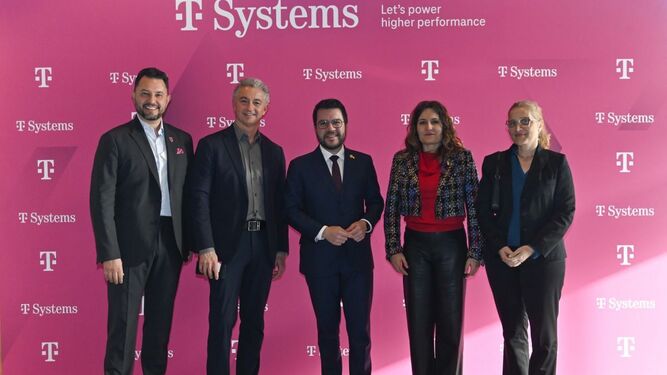 De izquierda a derecha: Osmar Polo, managing director de T-Systems Iberia; Adel Al-Saleh CEO de T-Systems; Pere Aragonés presidente de la Generalitat de Cataluña; Laura Vilagrá, consejera de la Presidencia, y Rosa Rodríguez, vicepresidenta de Ventas de T-Systems Iberia.