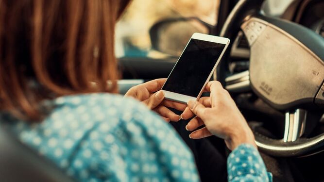 Esta es la multa por llevar el móvil en la mano mientras conduces (aunque no lo estés usando)