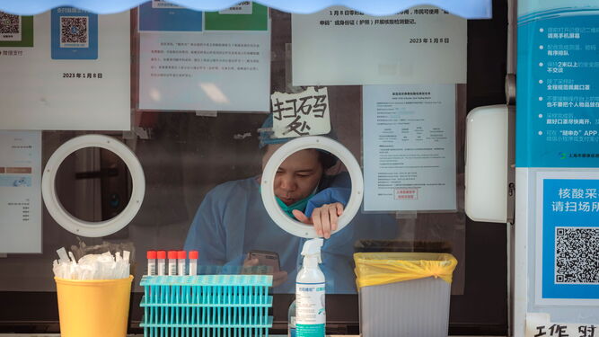 Una mujer espera en unos de los pocos lugares que permanecen abiertos para realizar test de Covid en Shanghai.