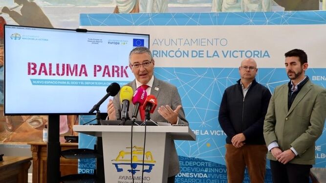 El alcalde de Rincón de la Victoria, Francisco Salado, presenta el proyecto 'Baluma Park'.