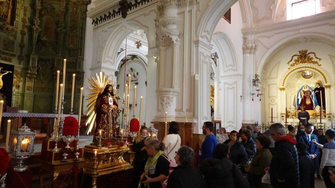 Colas en la Iglesia de Santiago de Málaga ante la imagen del Cristo de Medinaceli