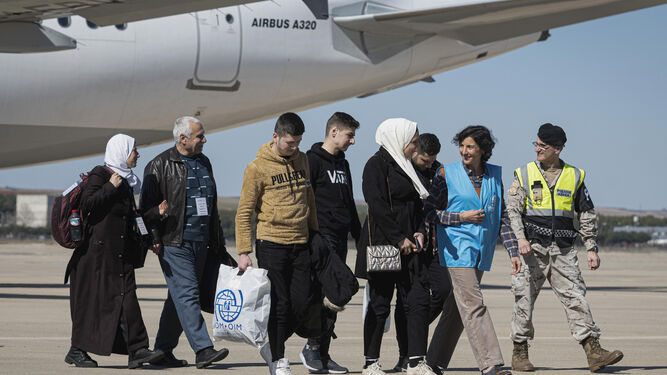 Llegada de refugiados sirios afectados por el terremoto a la base aérea de Torrejón  de Ardoz este sábado.