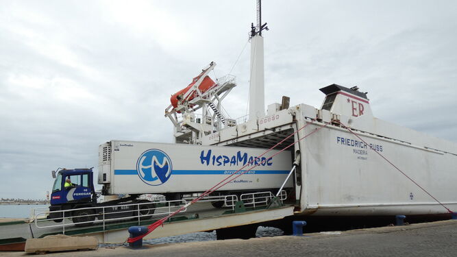 Embarque de las primeras unidades rodantes que han estrenado la línea marítima Málaga Tánger.