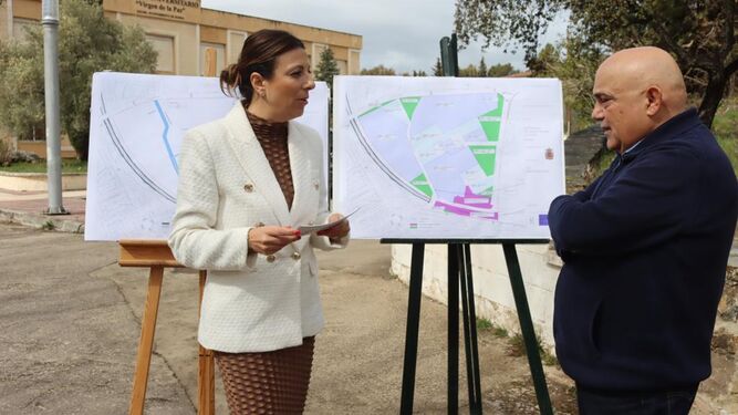 La alcaldesa de Ronda junto al delegado municipal de Urbanismo.
