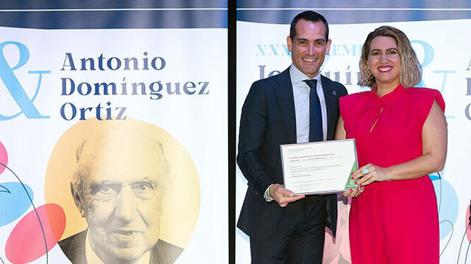 La profesora de la UMA María Fernández  recoge el primer premio.