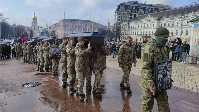 Combatientes ucranianos cargan el féretro de cuatro soldados que fueron liquidados durante una supuesta misión de sabotaje dentro de Rusia.