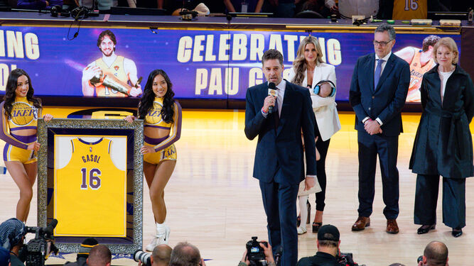 Pau Gasol, durante su discurso en la ceremonia de la retirada de su camiseta con los Lakers.