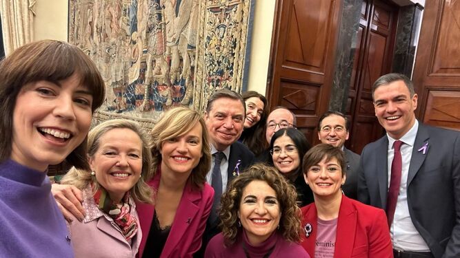 Sánchez se hace un selfi con varios ministros del PSOE para celebrar el 8-M