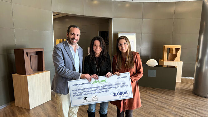 Cristina Granado, subdirectora de Málaga Palacio y María Piedrola, presidenta de la Asociación Amigos de la Espiga hacen entrega del donativo a Ignacio Luque, vicepresidente de la ONG Admundi.