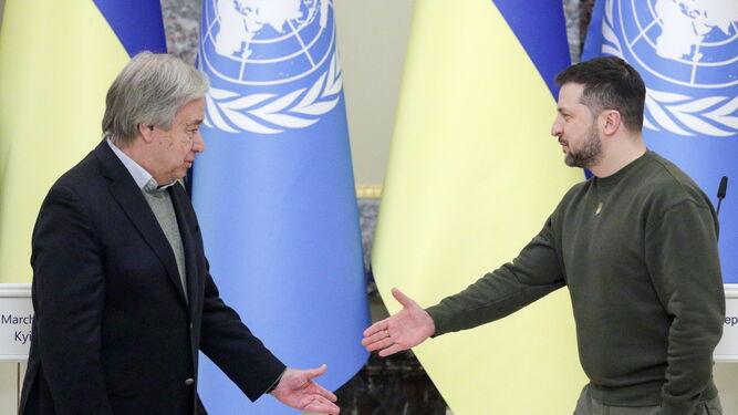 El secretario general de la ONU, Antonio Guterres, y el presidente de Ucrania, Volodimir Zelenski, se saludan en Kiev.