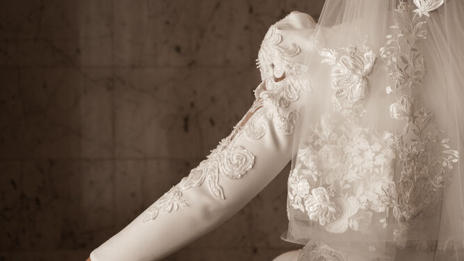 Detalle del vestido de una novia.