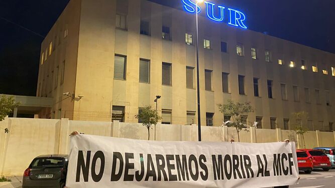 Varias personas sujetan esta pancarta ante al estadio de La Rosaleda