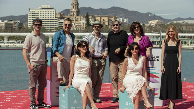 El cineasta Gerardo Herrero (3d) posa junto a su elenco de actores durante la presentación de la película 'Bajo terapia'.