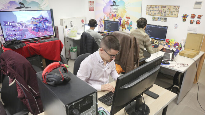 Varios jóvenes trabajando en una oficina, en una imagen de archivo.