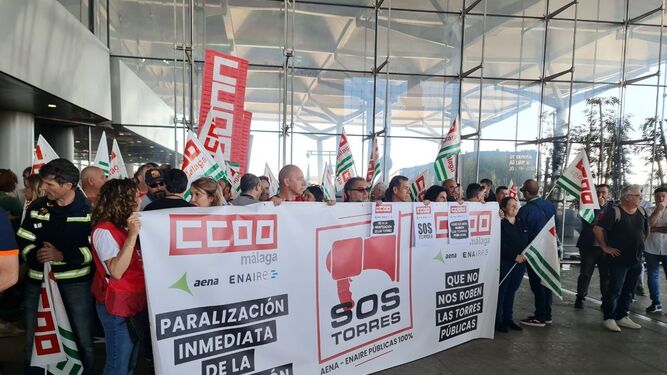 Concentración contra la privatización de la torre de control del aeropuerto de Málaga.