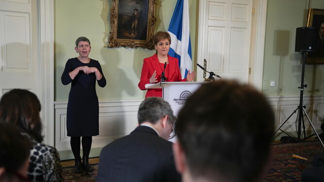 La ministra principal de Escocia, Nicola Sturgeon, durante el anuncio de su renuncia.