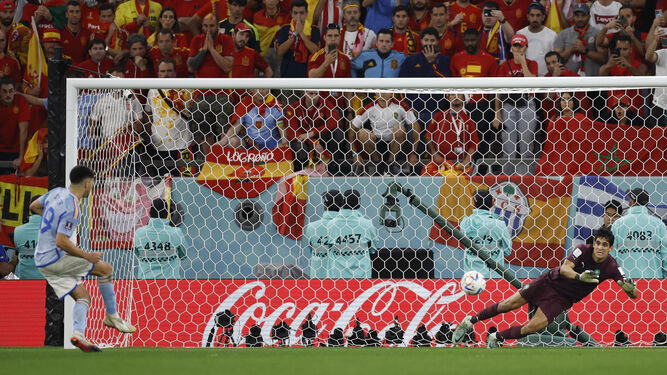 Bono detiene un penalti a España en el Mundial de Qatar.