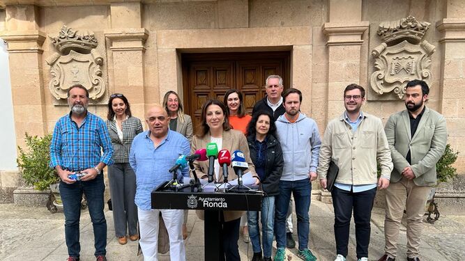 Comparecencia de la alcaldesa de Ronda junto a concejales de la Corporación local.