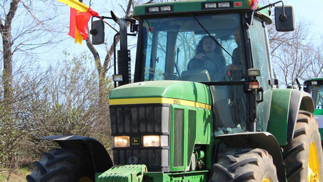 Agricultora conduciendo su tractor.