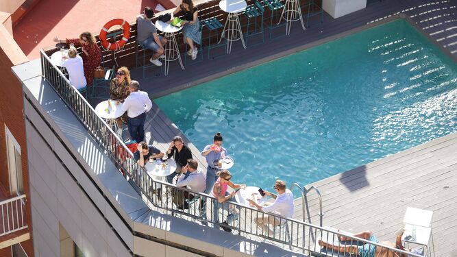 Clientes disfrutando del sol en la terraza de uno de los hoteles del centro de Málaga esta semana.