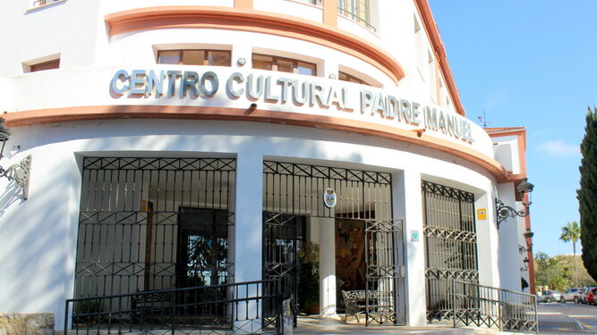 La fachada principal del Centro Cultural Padre Manuel de Estepona.