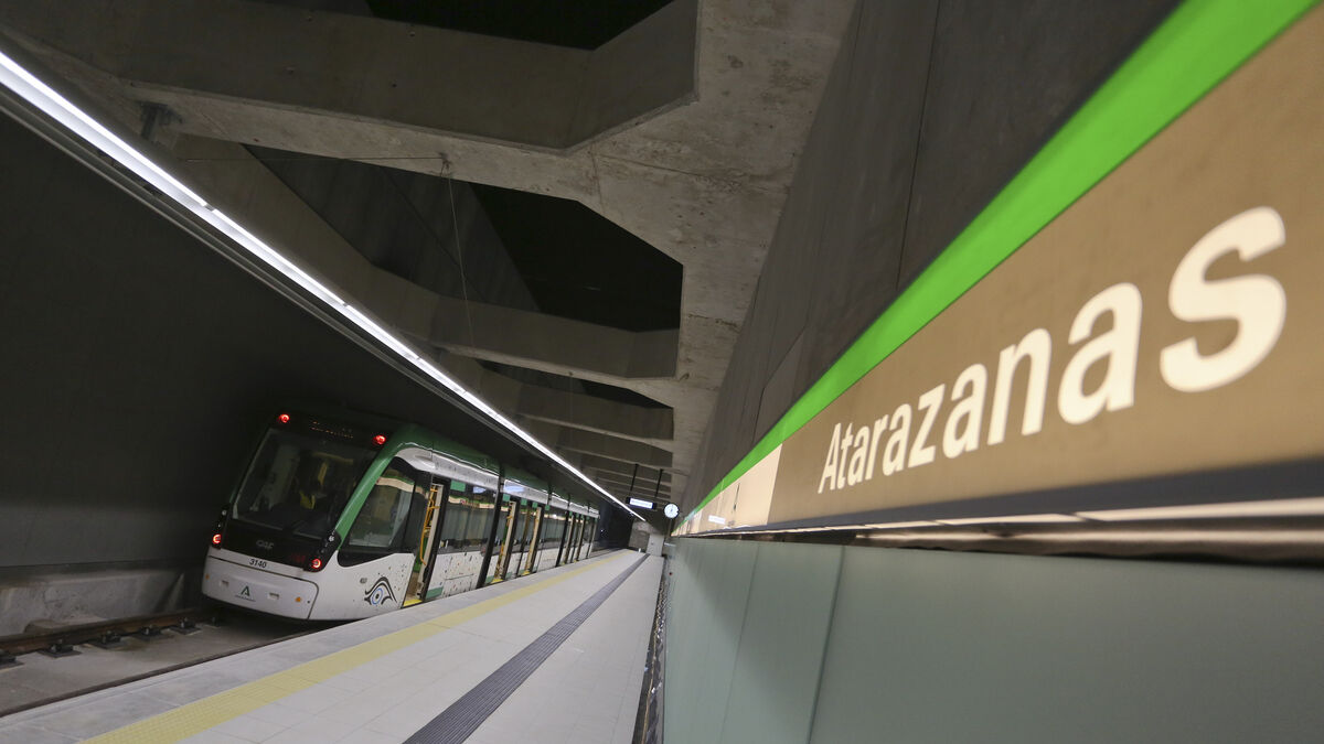 Un tren en la estación de Atarazanas del Metro de Málaga.