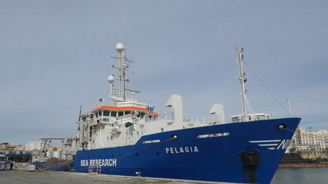 El Buque oceanográfico ‘Pelagia’ momentos después de su llegada ayer a Málaga.