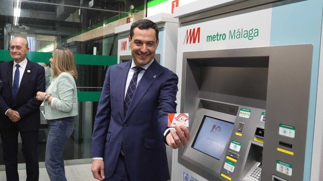Juanma Moreno, presidente de la Junta de Andalucía, posa con un billete de Metro en la nueva estación de Atarazanas.