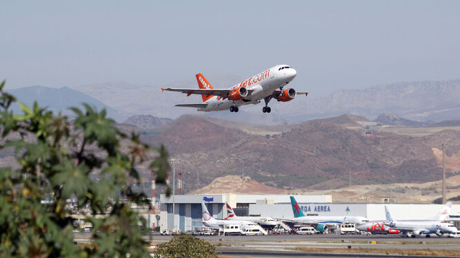 Uno de los aviones de Easyjet despega del aeropuerto de Málaga.