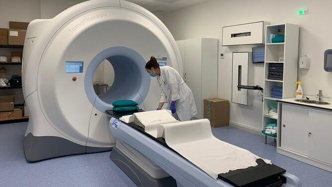 Una sanitaria prepara un equipo de Radioterapia.
