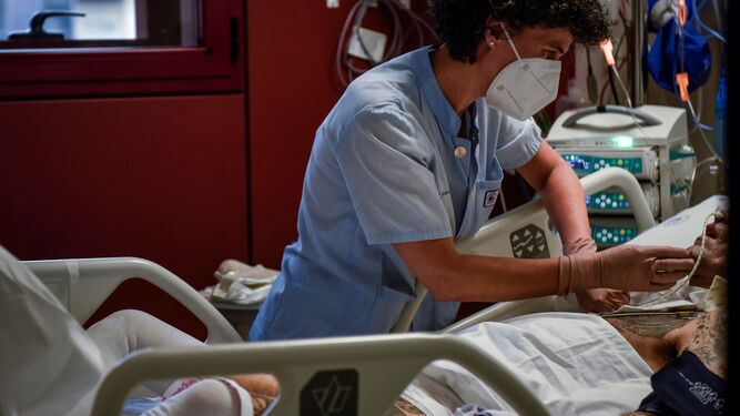 Una sanitaria atiende a un paciente de la UCI del Hospital de Basurto en Bilbao.