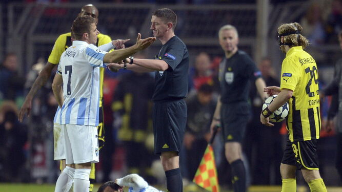 Joaquín recriminando una acción al árbitro durante aquella fatídica eliminatoria de Champions ante el Borussia.