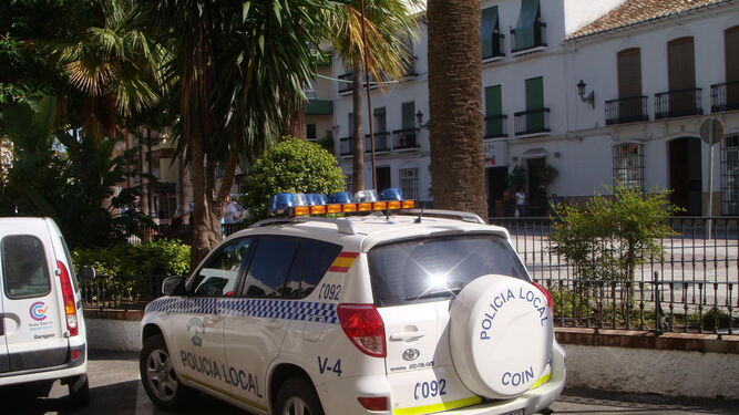 Un vehículo de la Policía Local de Coín.